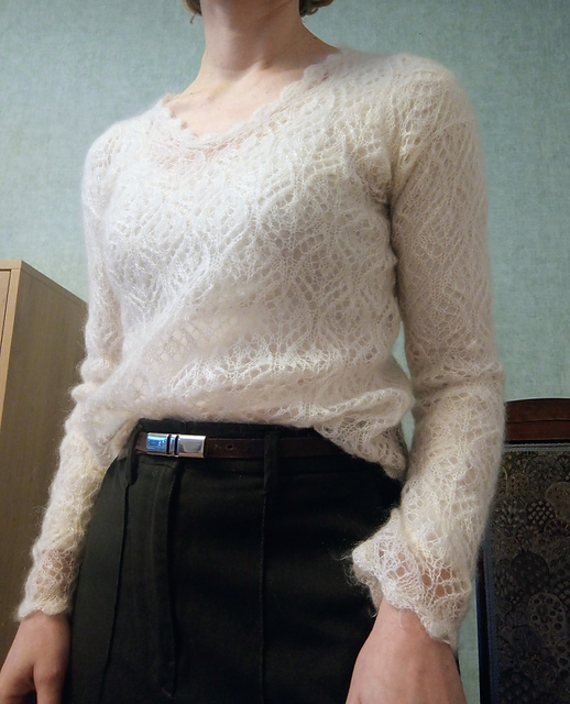 Pulli im Ajourmuster mit Häkelbogenrand