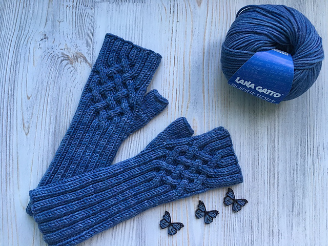 Cabled fingerless gloves