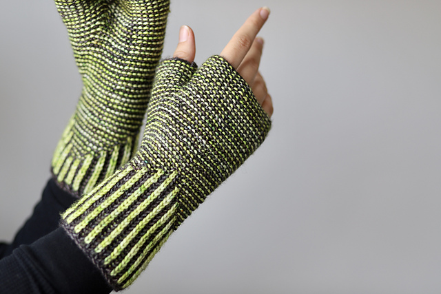 DK Garter Snake Mitts