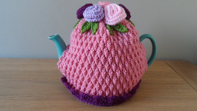 Rosy ripple tea cosy