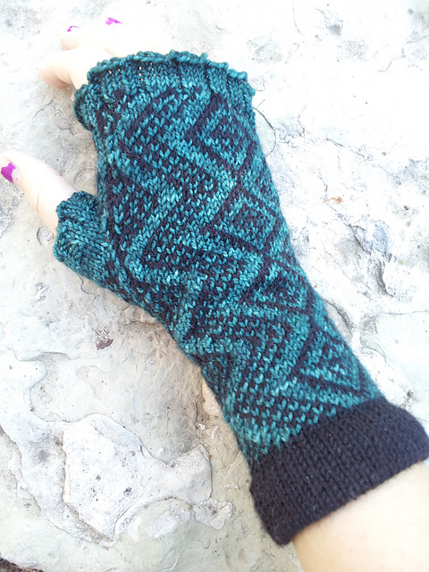 Tári Tasartir Fingerless Gloves