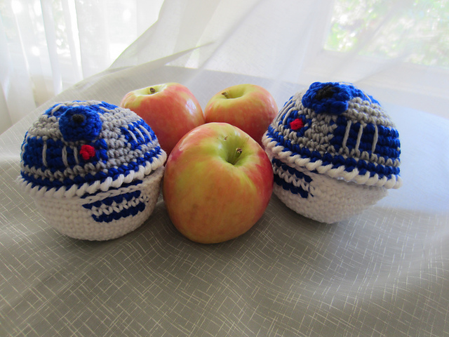 R2D2 Apple Cozy