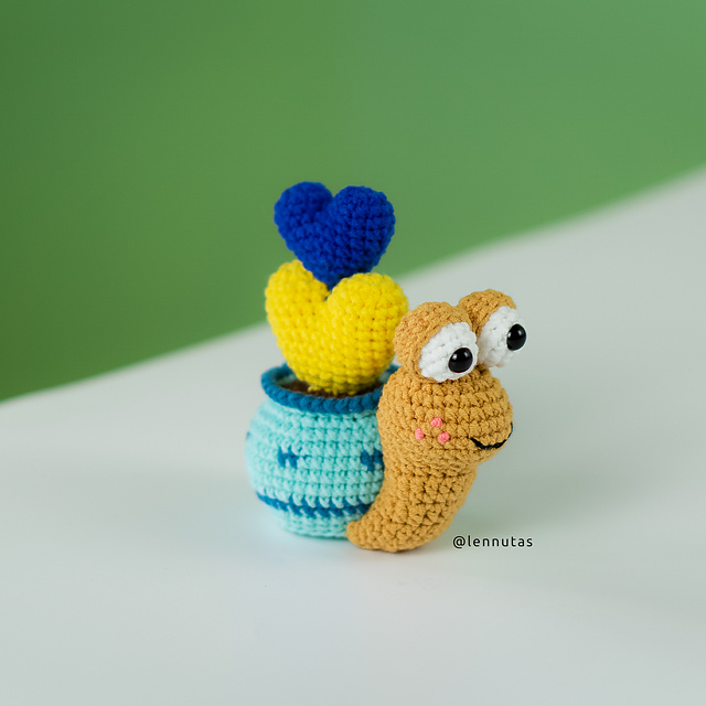 Snail carrying hearts