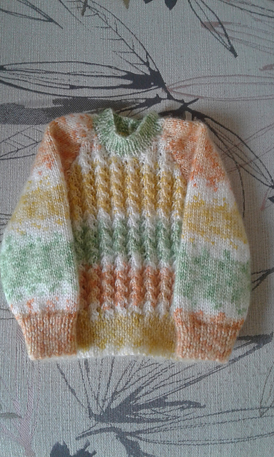 Pullover with raglan sleeves