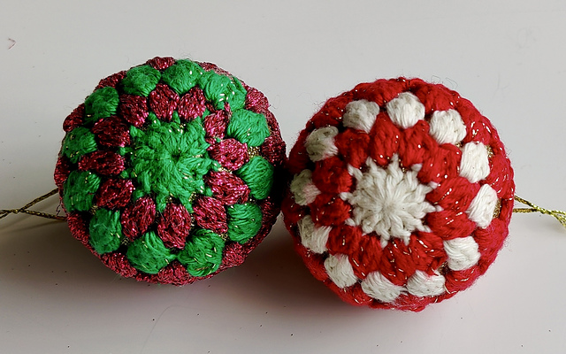 Sparkling christmas bauble