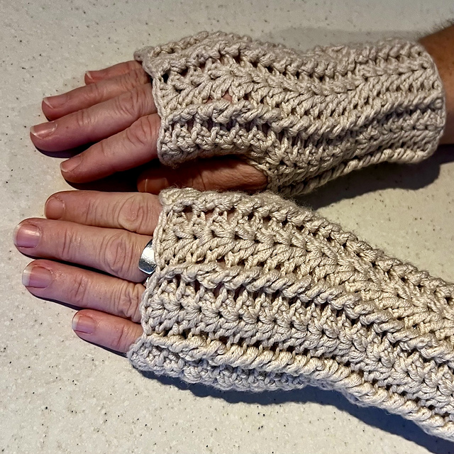 Twist fingerless mittens