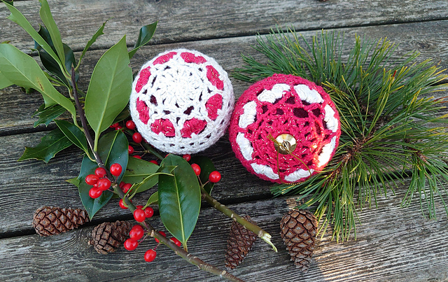 Crocheted Christmas baubles .