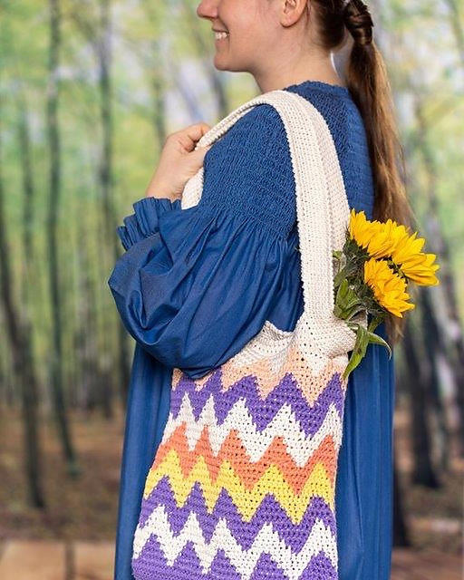 Ravelry Tapestry crochet zig zag tote pattern by Hekletante design