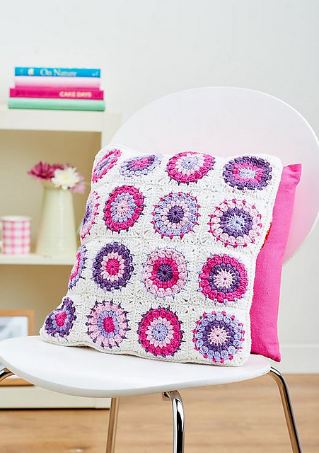 Circles cushion