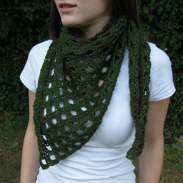 Tapered Scales Shawlette