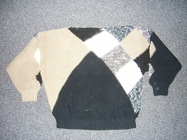 # 28 Pulli mit Rauten in Braun, Schwarz und Weiss