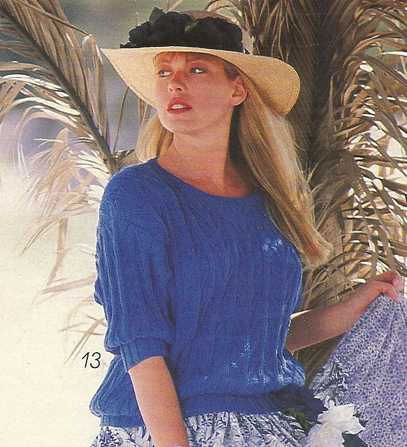 # 13 Blauer Pulli mit Strukturmuster