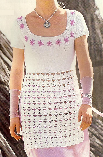 # 22 Weißer Pulli mit aufgestickten Blüten