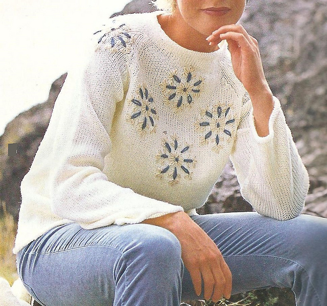 # 06 Raglanpulli mit aufgestickten Blüten