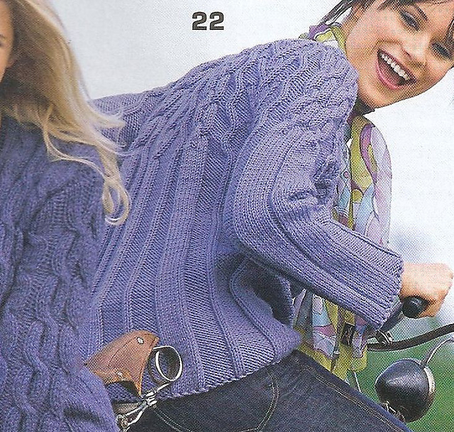 # 22 Blauer Pulli mit Zopfmusterpasse