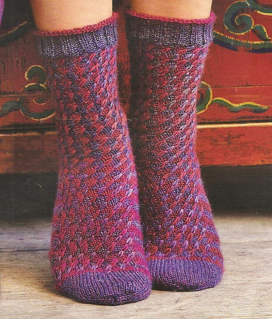 R0003 Damensocken mit diagonalem Hebemaschenmuster