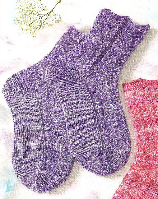 # 01 Ajoursocken in lila meliert