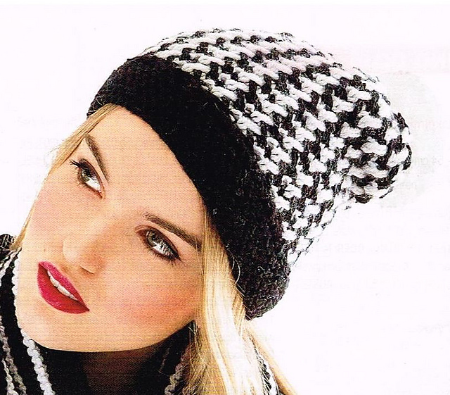 Schwarz-weiß gemusterte Strickmütze mit Bommel