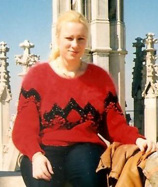 # 19 Roter Pulli mit Zacken