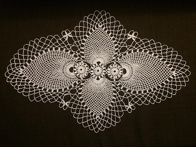 Pineapple Whirl Doily #7570