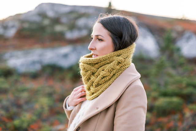 Cabled Mira Mhór Cowl