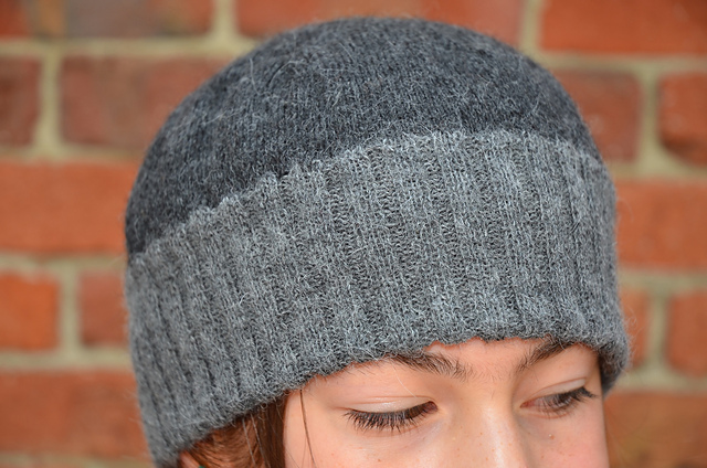 Reversible hat in 2 ply alpaca
