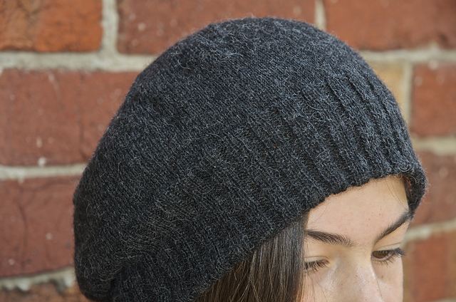 Reversible slouch hat in 2ply alpaca