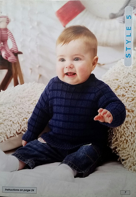 5. Round neck jumper with raglan sleeves