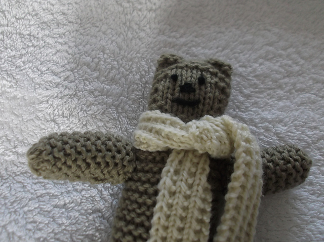 R0105  2 Teddies with fringed Scarf 