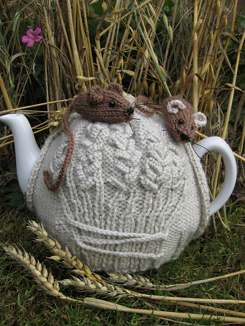 Harvest Mouse Tea Cosy