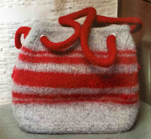 Ravelry: Striped Knitting Bag pattern by Leslie Gonzalez