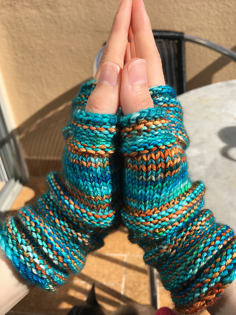 Seaside Slouchy Mitts