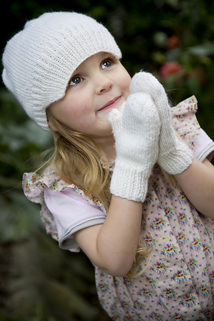 Snow White Peak Hat and Simple Mittens - Lc09