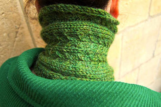 Reminiscence neck warmer