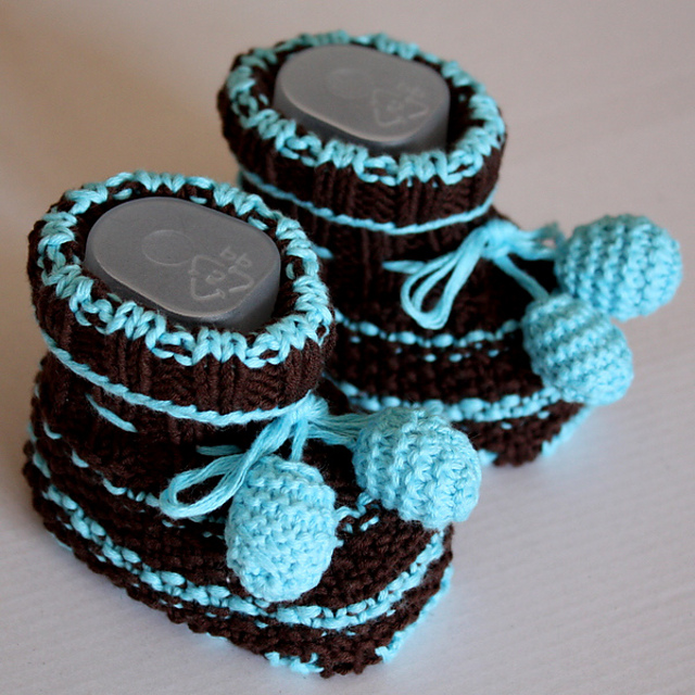 BABY BOOTIES with POM POM (0-3/3-6/6-12 months)
