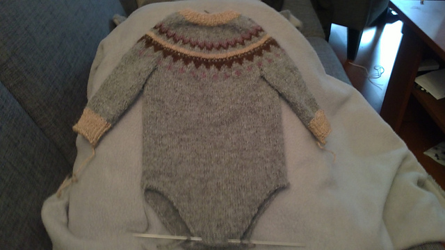 Babybody med rundstrikket bærestykke