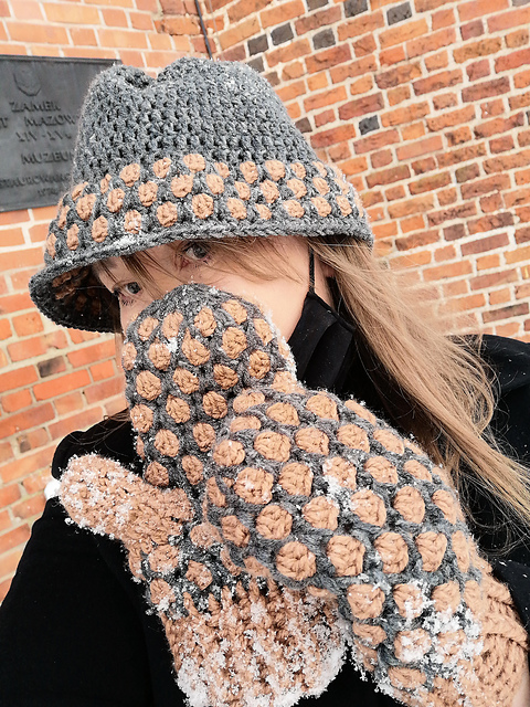 Polka Dot gloves and hat