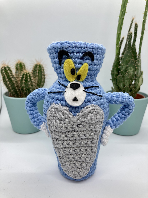 Vase-shaped Tom
