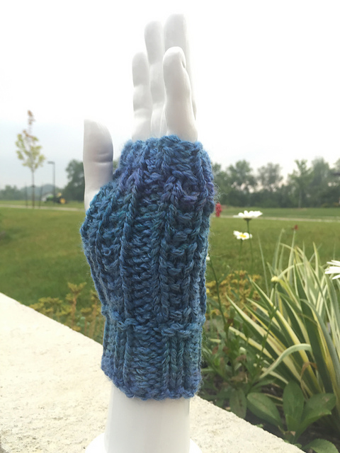 Nestled Fingerless Mitts (Bulky/Super Bulky)