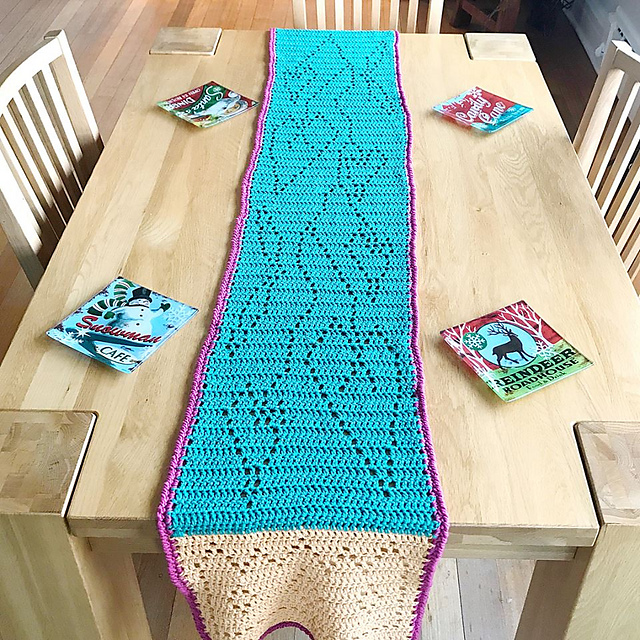 Holly and the Ivy Table Runner