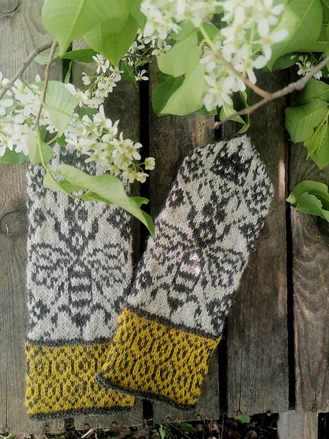 Bee Queen Mittens