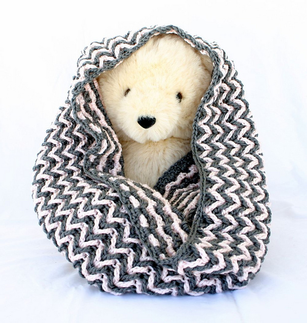 Interlocking V Stitch Cowl