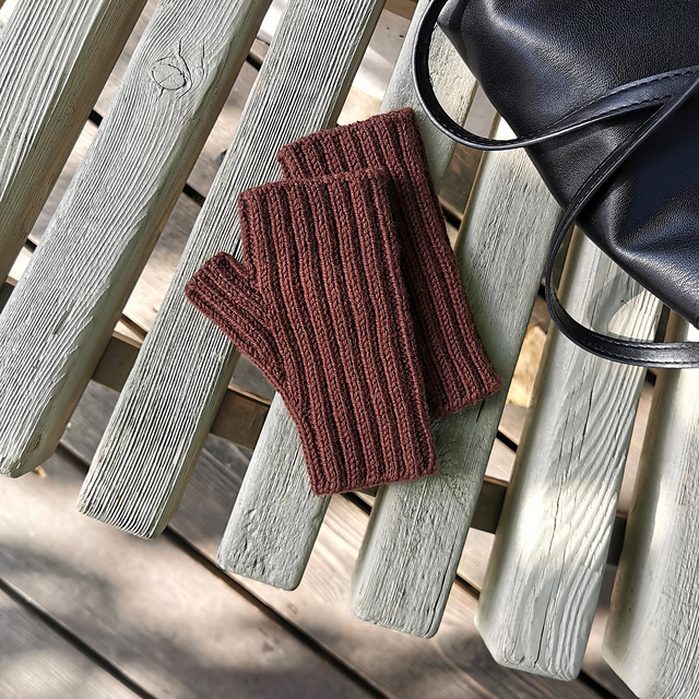 Varenna fingerless mittens