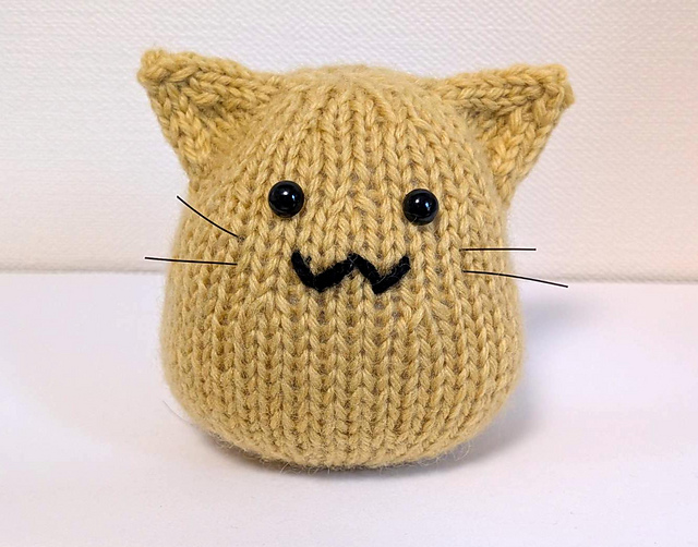 Knitted Amigurumi "blobcat"