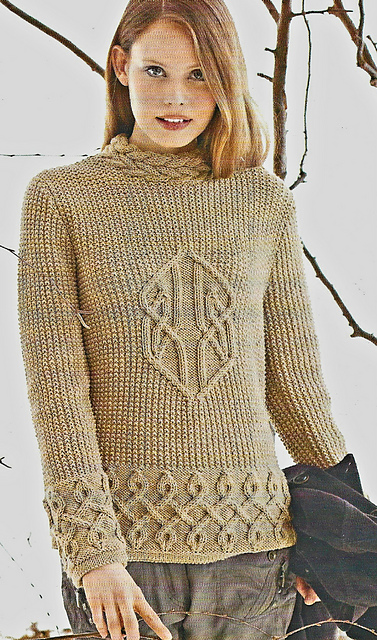 # 10 Hellbrauner Pulli mit Zopfbordüren
