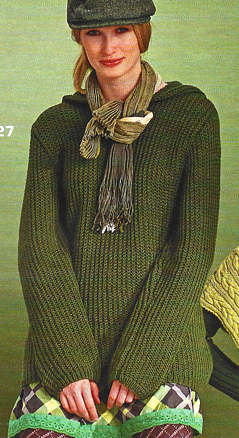 # 27 Pull à capuche vert olive motif structuré