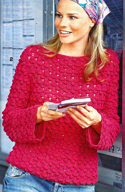 # 02 Pull rose vif à motifs