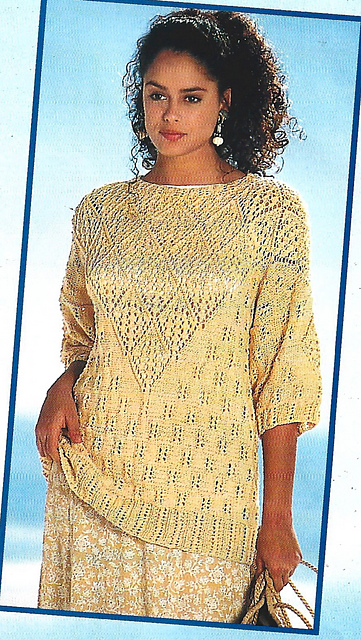 # 12 Pull jaune à empiècement ajouré