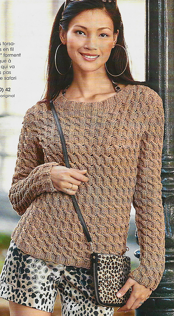 # 23 Pull brun à motifs