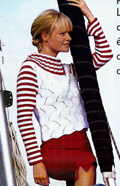 # 01 Pull blanc, manches rayées